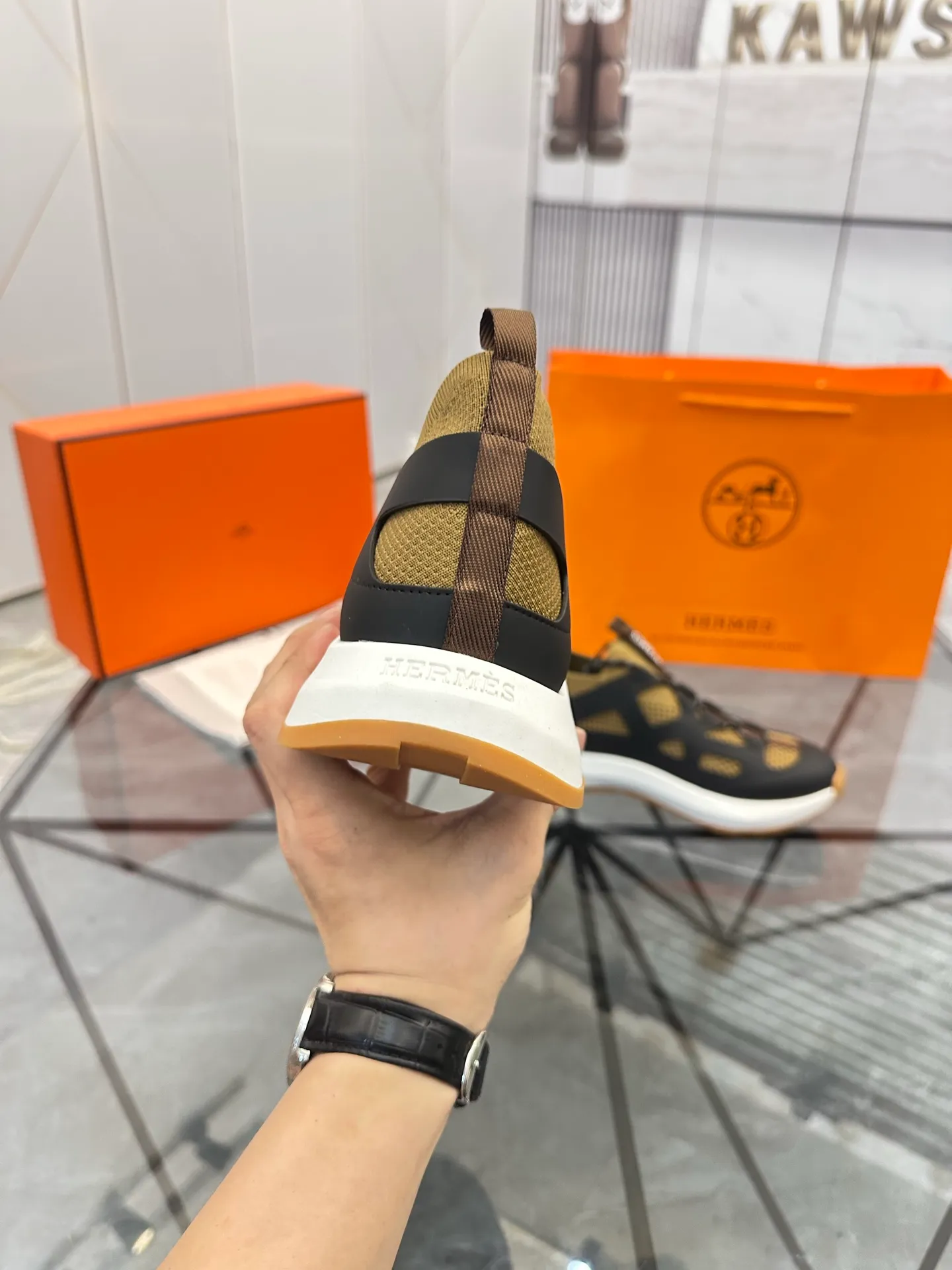 Men's shoes for sale 💰: 💰P660¥ High-end top quality Product trademark: Hermes *"Hermès*" low-top casual shoes Regular size: 38-45 (can be customized to 46) Product materials: upper imported first-layer cowhide stitched with original fabric, original rubber sheet, breathable lining, cowhide foot pads, original outsole. No.: 001